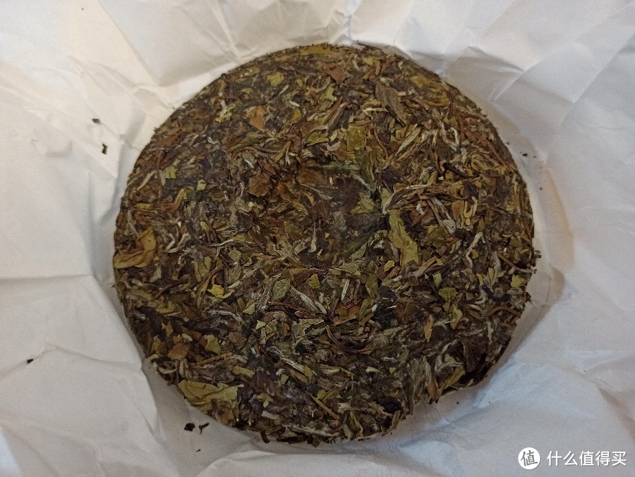 上半年封装的品品香简语系列白牡丹茶饼启封。