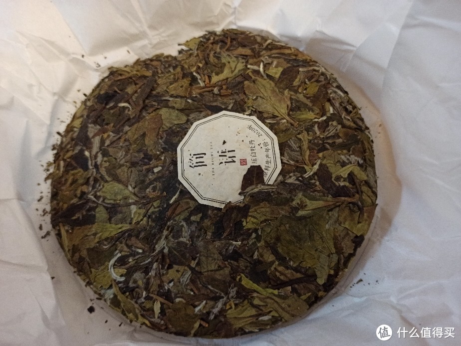 上半年封装的品品香简语系列白牡丹茶饼启封。