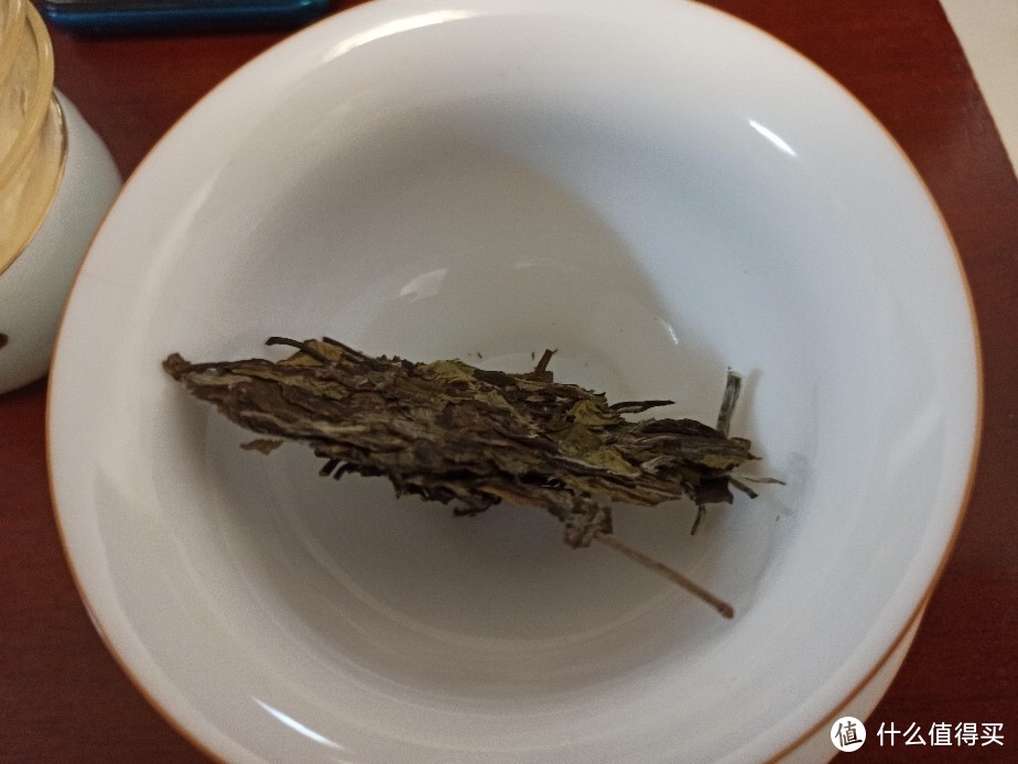 上半年封装的品品香简语系列白牡丹茶饼启封。