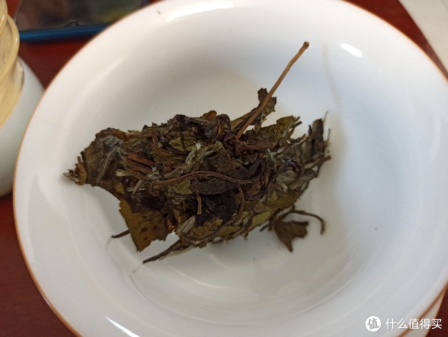 上半年封装的品品香简语系列白牡丹茶饼启封。