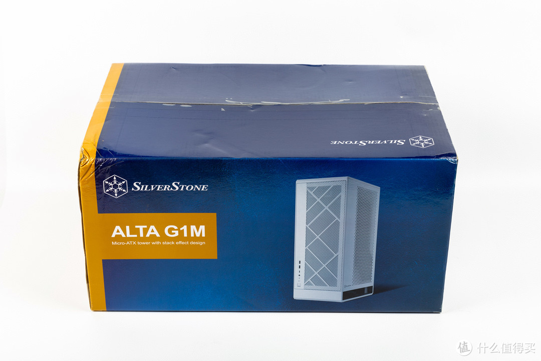 不同于其他机箱的直立包装，这个银欣ALTA G1M垂直风道机箱是平放包装，就是不一样