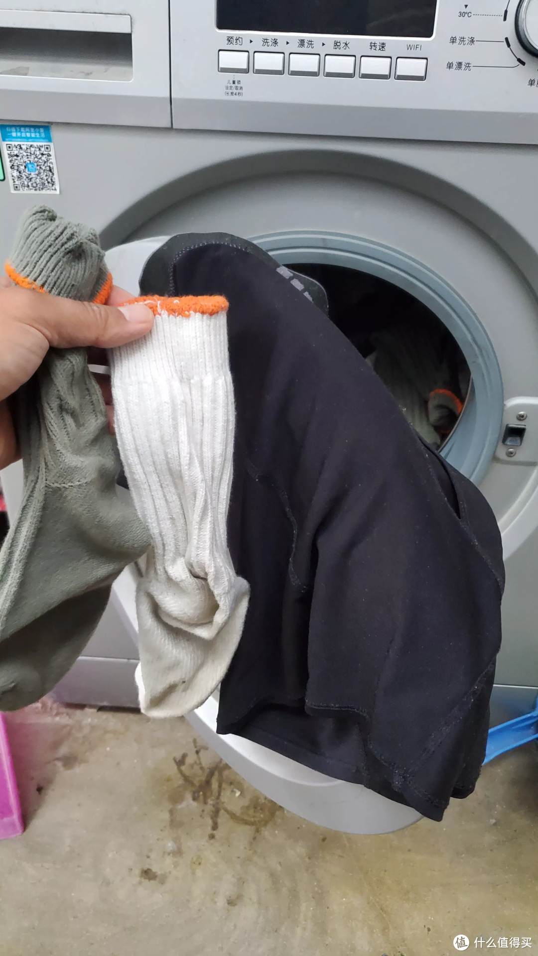 很多人都说，内裤和袜子不能放到洗衣机里一起洗，这是真的吗？