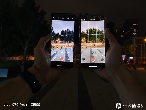 录像界面。vivo（左）、iPhone12 ProMAX（右）
