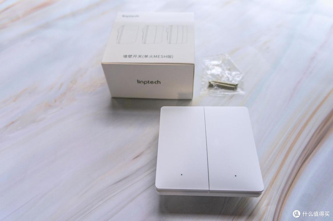 这款领普智能蓝牙开关双开套餐其实是由一款墙壁开关和自发电无线开关