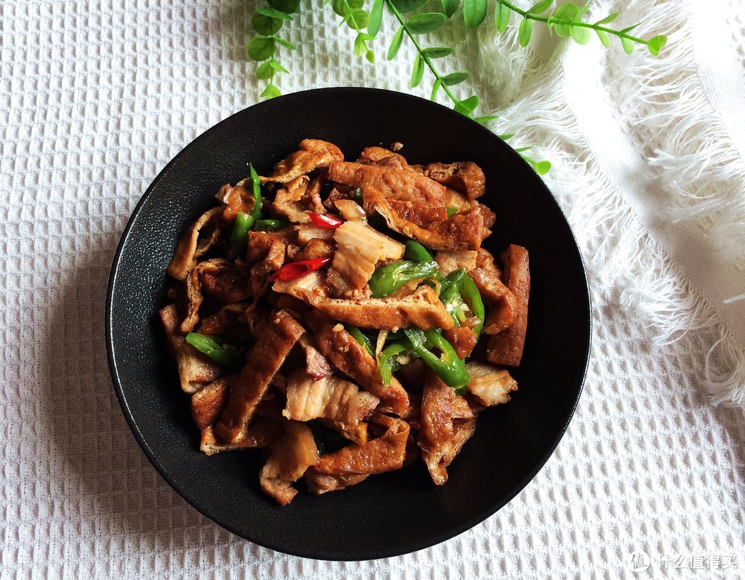 简单好吃的油豆腐炒五花肉，10分钟上桌，鲜香辣，配米饭绝了