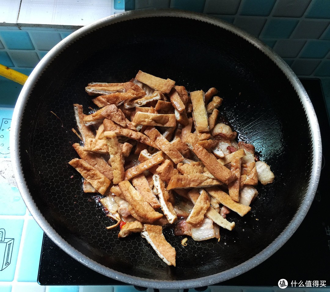 简单好吃的油豆腐炒五花肉，10分钟上桌，鲜香辣，配米饭绝了