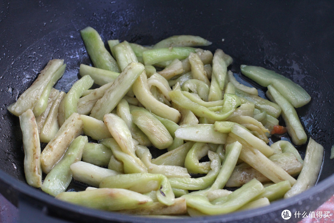 做茄子无需过油，只要多加一个步骤，软糯入味不腻人，米饭遭殃了