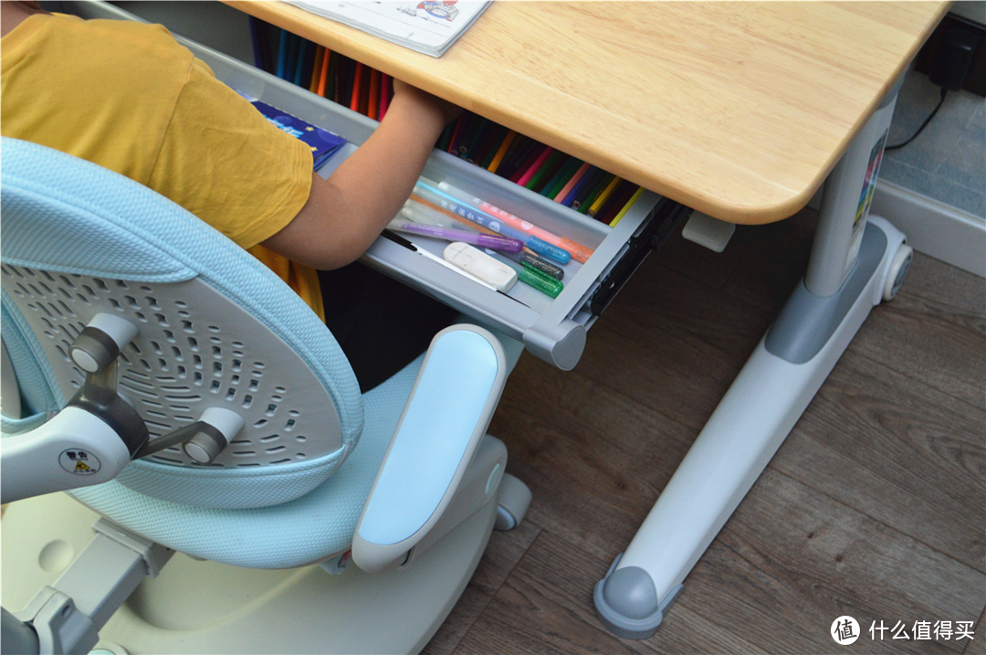 选购儿童学习桌，这些要点值得关注 — 附斯芬达勤学者学习桌椅套装体验