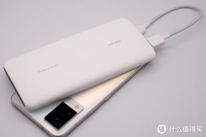 vivo 20W快充移动电源：轻薄便携，出行闪充好帮手