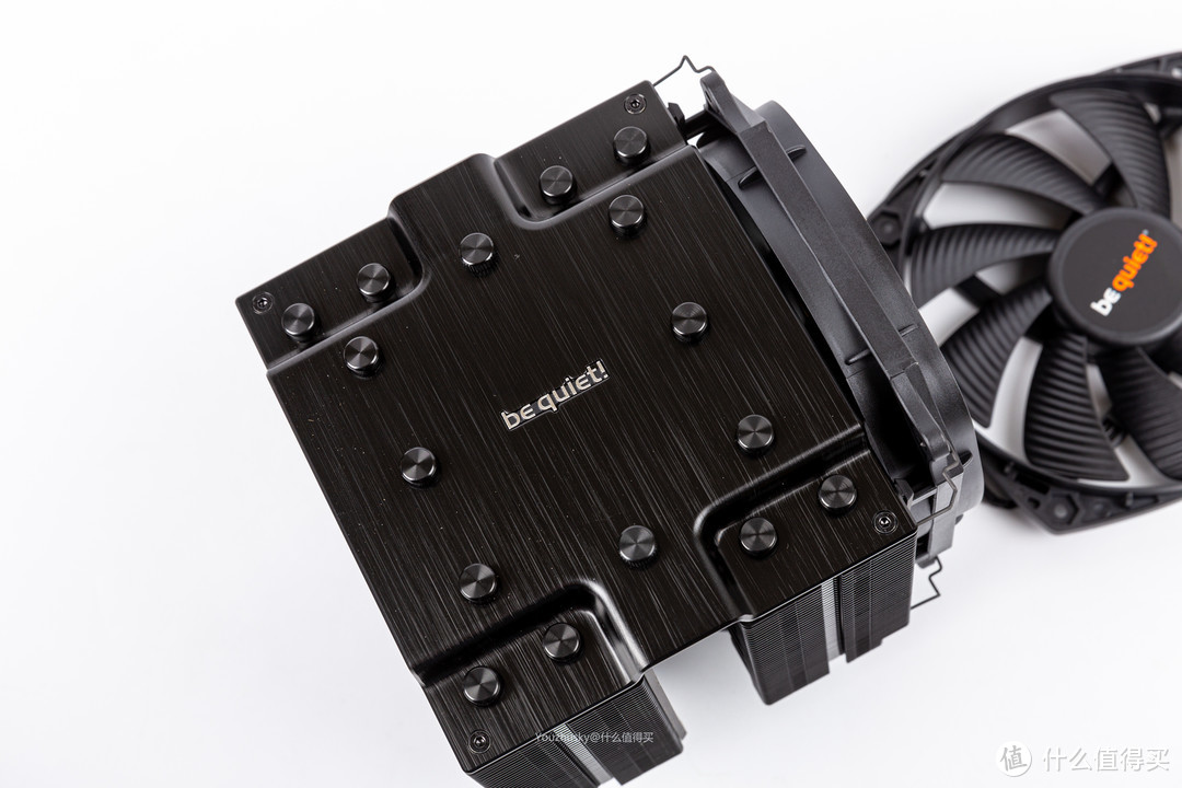 该款散热器采用了7热管全黑设计，拉丝铝合金顶盖保护，支持TDP 250W解热能力