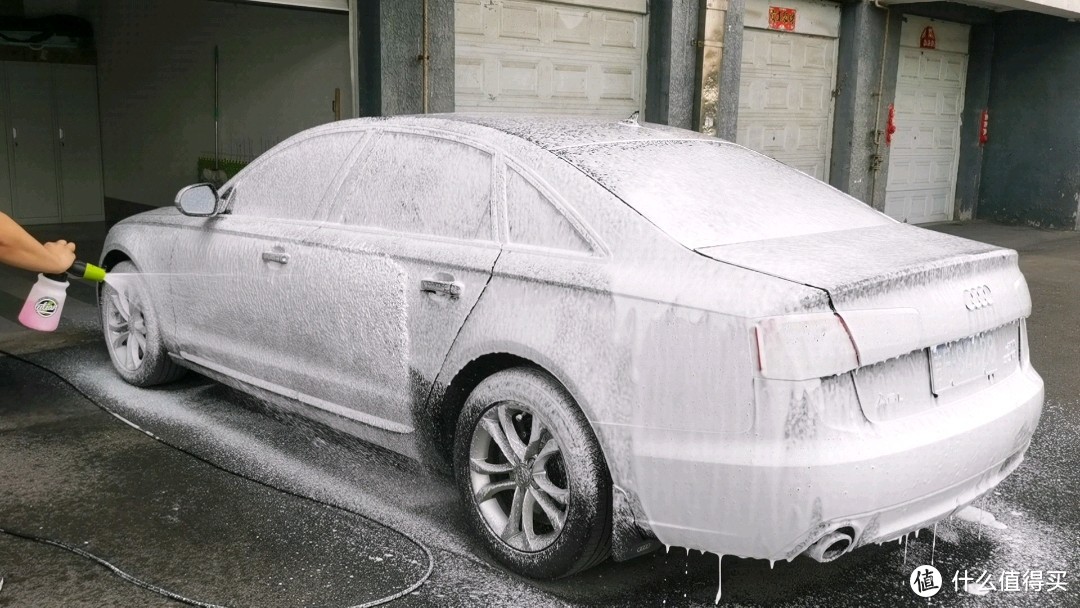 全车打完泡沫,黑车变白车