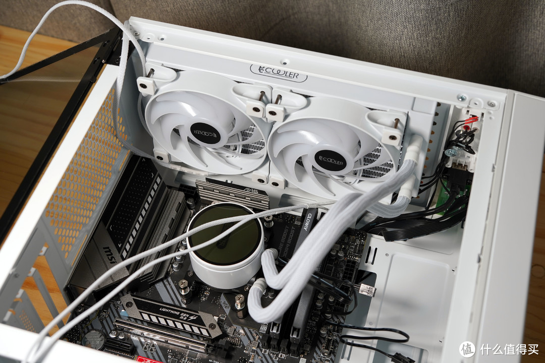 白色电脑主机怎么样装？试试超频三光愈2机箱+凌镜240水冷白色版