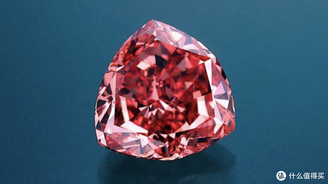 Moussaieff Red Diamond 举世知名重达5.11克拉的三角形明亮琢型切割的Moussaieff红色钻石