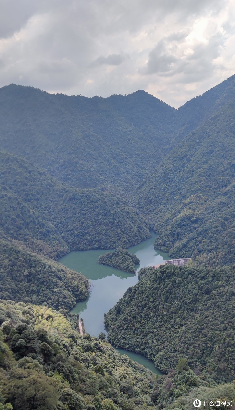 坐落在山坳中间的大觉湖，其实看起来像一只蝴蝶