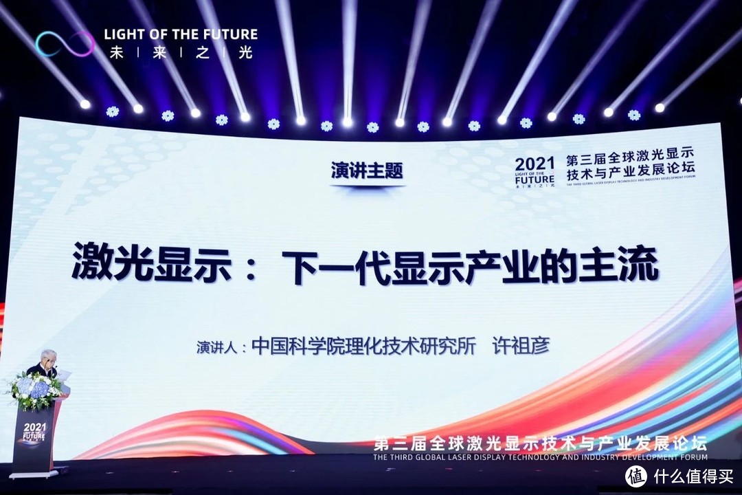 “卷”起来了！海信推出全球首款卷曲屏激光电视，开启空间显示新时代~