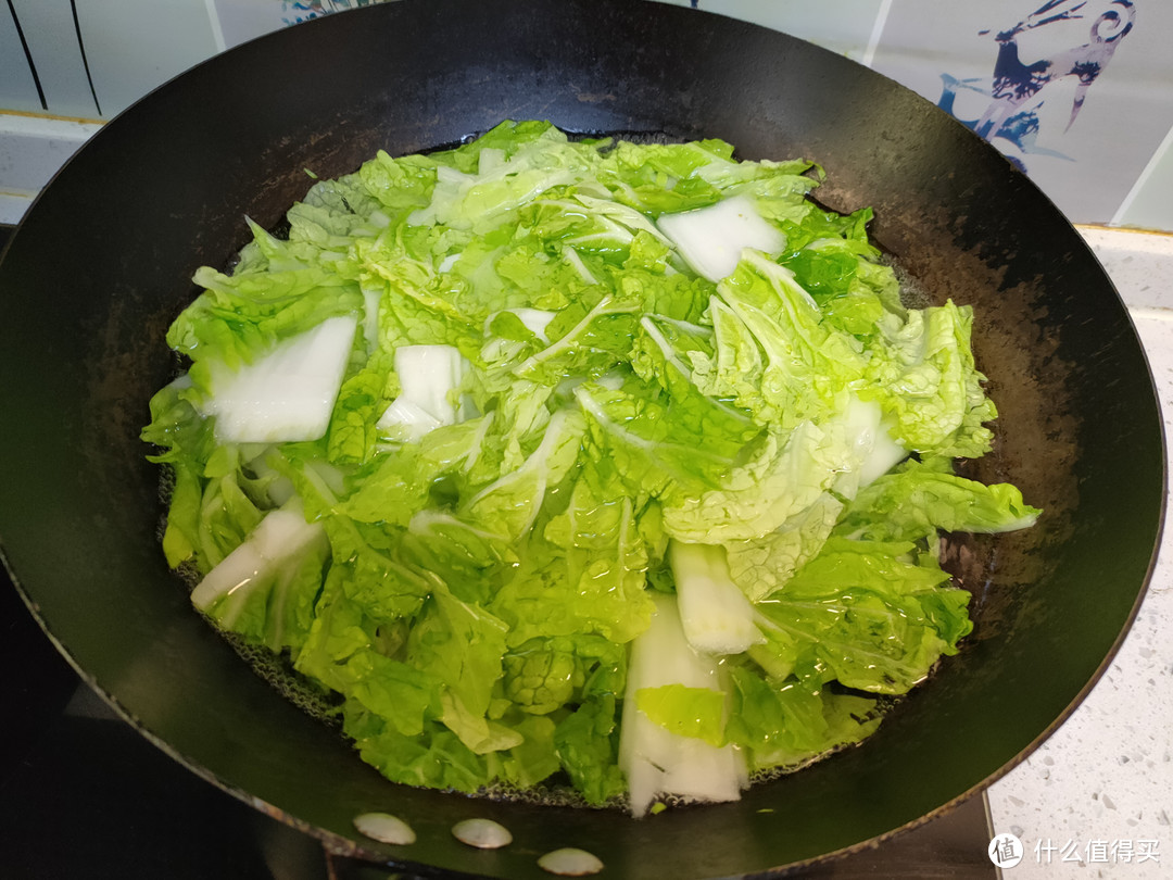 白菜和豆腐是绝配，入秋后要常吃，煮一煮就上桌，酸辣开胃真解馋