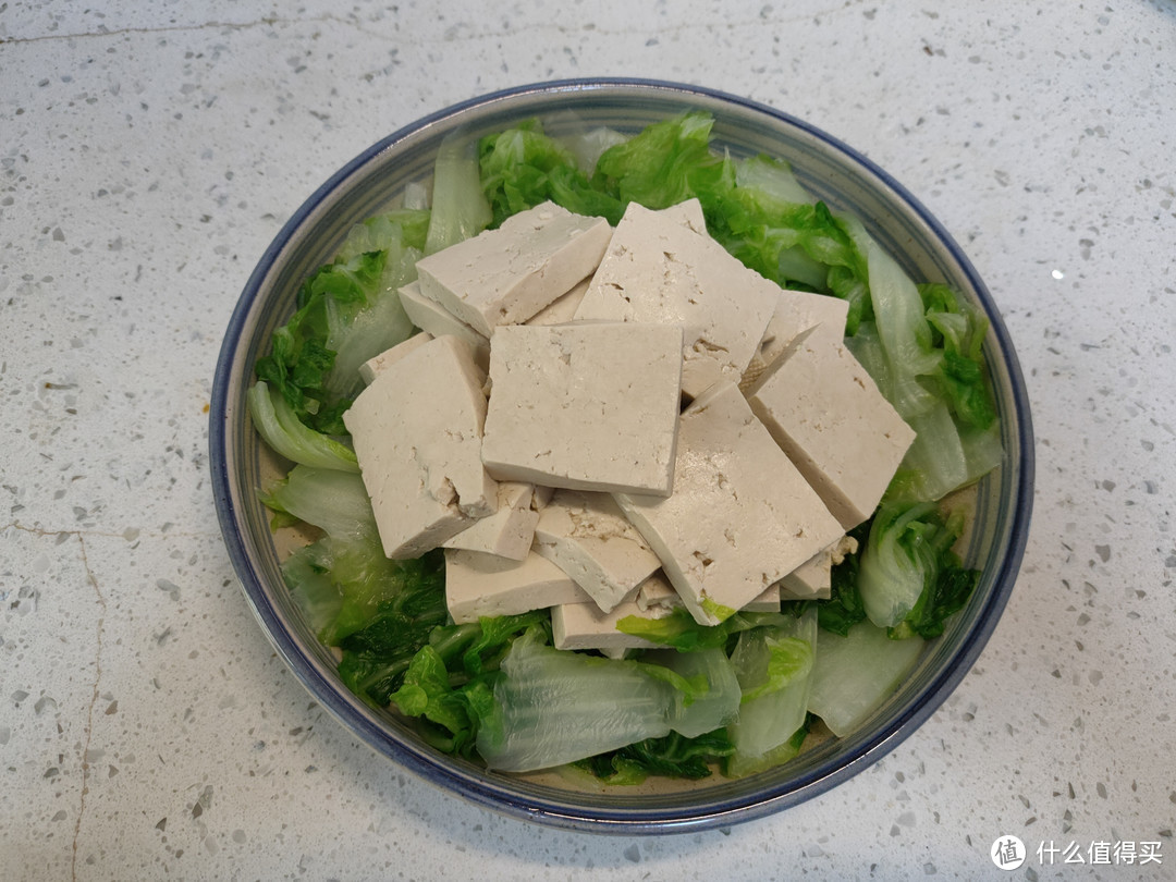 白菜和豆腐是绝配，入秋后要常吃，煮一煮就上桌，酸辣开胃真解馋