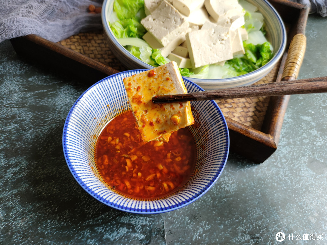 白菜和豆腐是绝配，入秋后要常吃，煮一煮就上桌，酸辣开胃真解馋