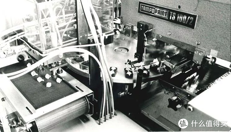 1975年，用于装饰乐高人仔头部的移印机