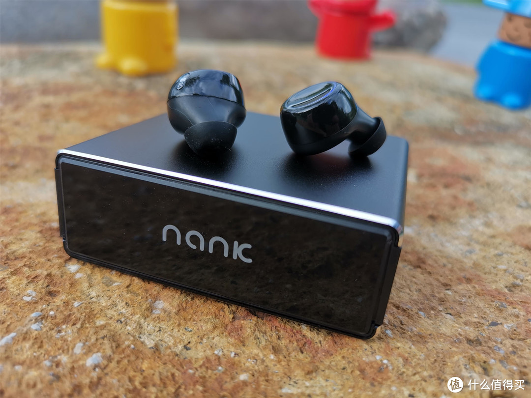 南卡N2S蓝牙耳机：听歌，充电，两不耽误