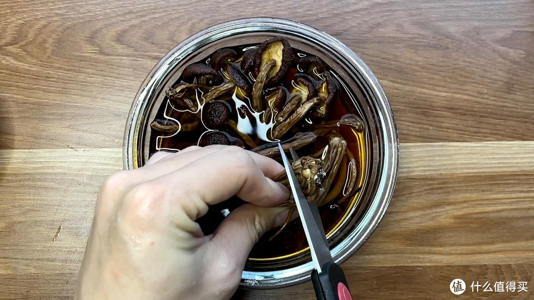 茶树菇煲鸭汤，汤鲜味美，滋补靓汤，果断收藏~