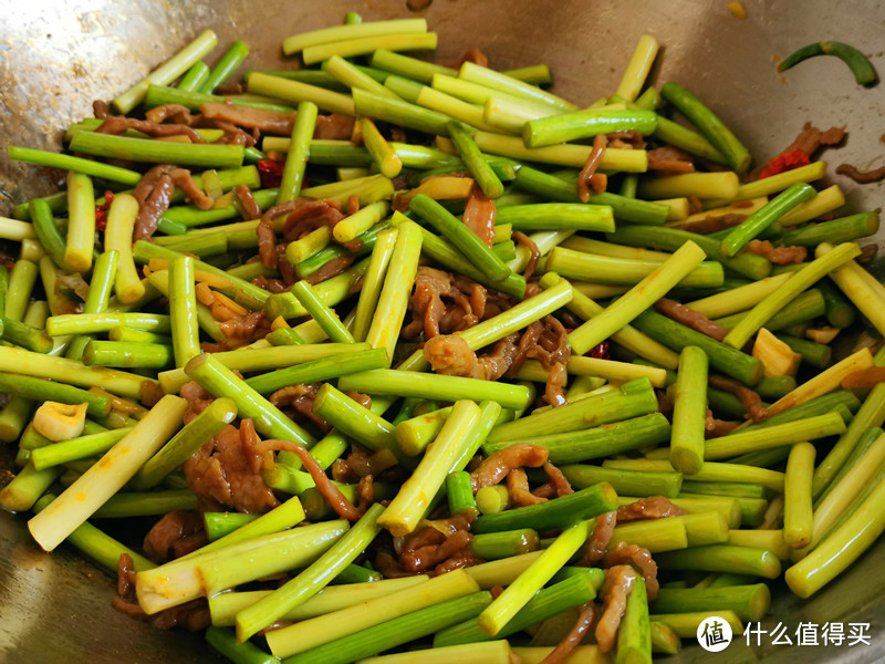 蒜苔炒肉丝这样做，蒜苔翠绿肉丝滑嫩入味，越吃越好吃