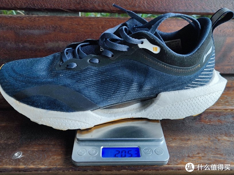 7年后再穿李宁超轻跑鞋，已经不是那个“味”，不过300块钱还是蛮香！