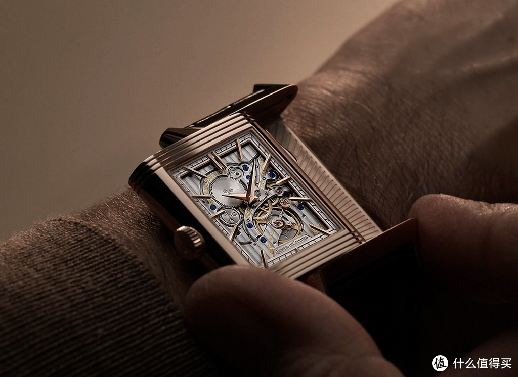 Reverso Tribute Minute Repeater翻转系列三问报时腕表背面 – 情境图