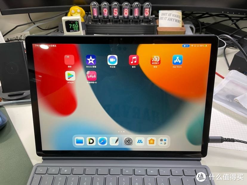 type-c一线连iPad mini6 直接投屏，而且由于这代mini的屏幕比例改了，几乎没有黑边（12.9寸的pro接上是有黑边的）