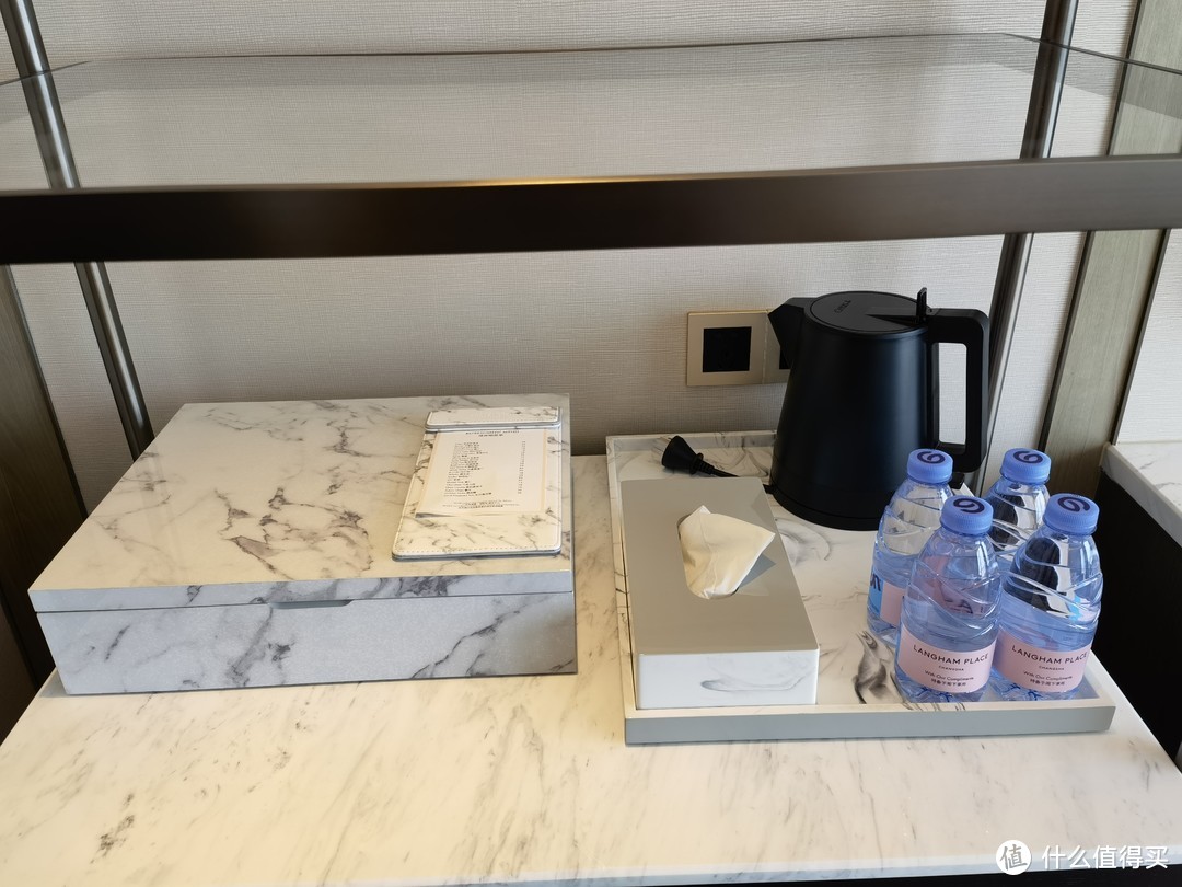 白色纹理的纸巾盒、茶包盒，吧台也是