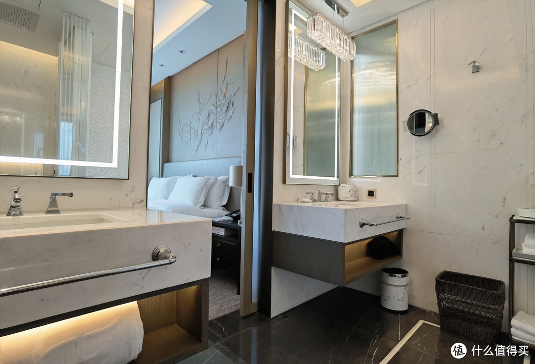 浴室采用双洗漱台设计，每个配长方镜
