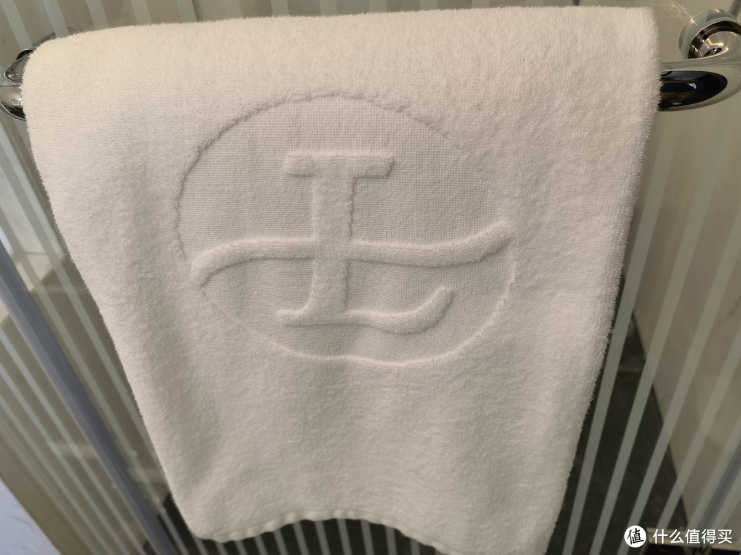 浴室里的毛巾是印上了酒店的LOGO的