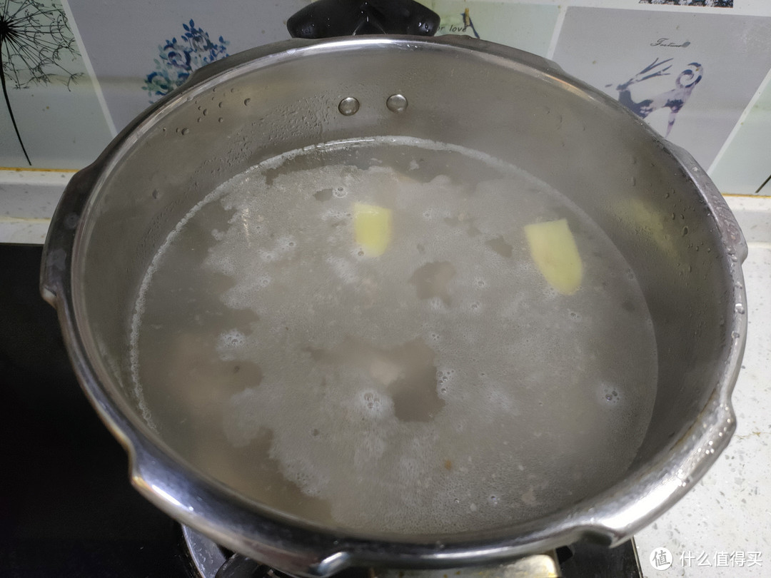 炖排骨汤，先焯水还是直接煮？教你正确做法，汤白味鲜特鲜美