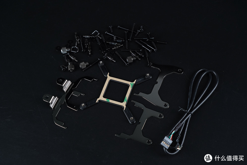 散热器附件一览，模块化免工具安装的扣具，金属底座。