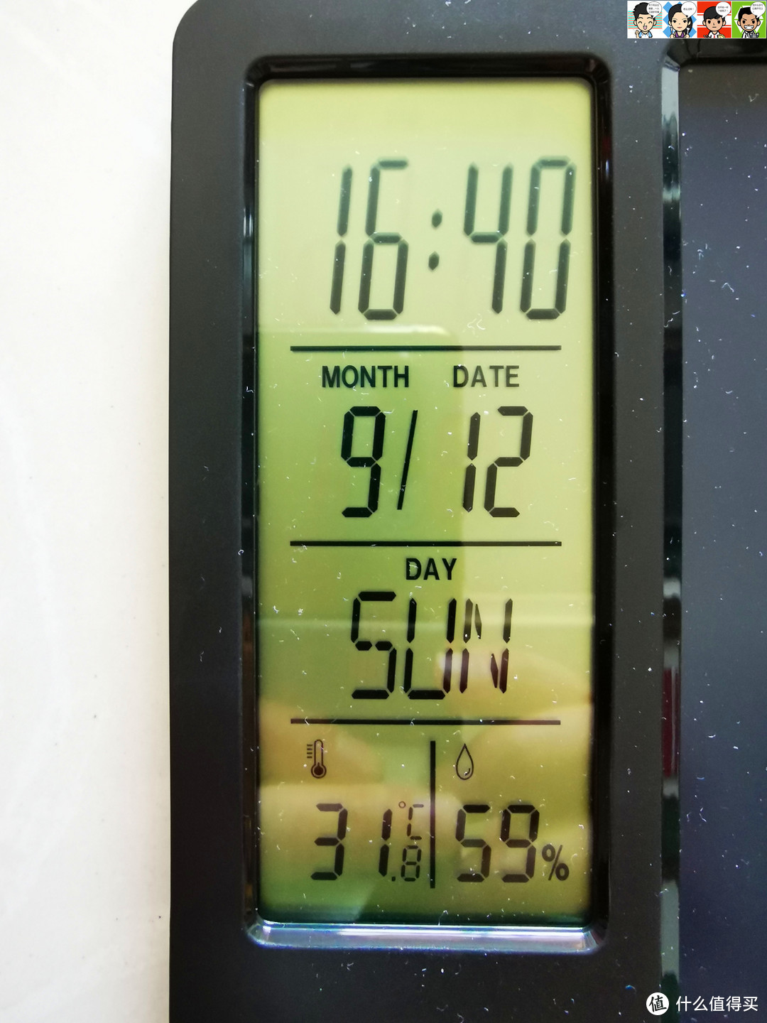 左边的液晶屏显示时间、日期、星期、温度、湿度，蛮实用的。