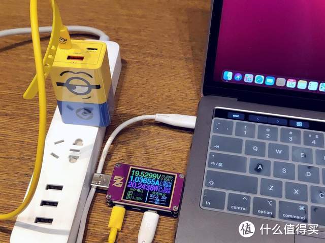 氘锋65W三口GaN充电器（小黄人版）超萌颜值，iPhone 13充电首选