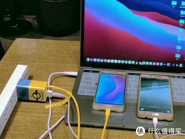 氘锋65W三口GaN充电器（小黄人版）超萌颜值，iPhone 13充电首选