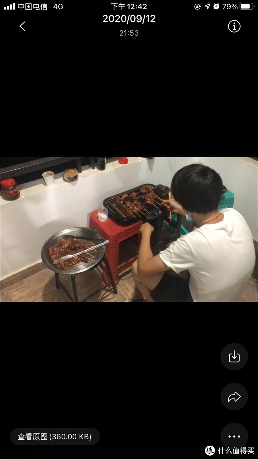 大家在宿舍烤肉。只能自己动手。肉的话生熟不论，能吃就行