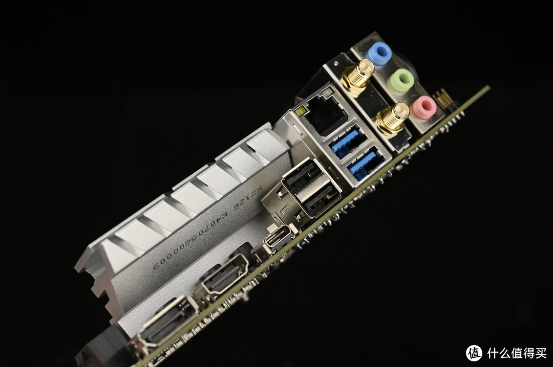 背面接口一览。左下角到右上角依次是DP接口、HDMI接口、USB3.2 TypeC接口、两个USB2.0接口、RJ45千兆有线网口、两个USB3.0接口、无线网天线接口、音频接口。