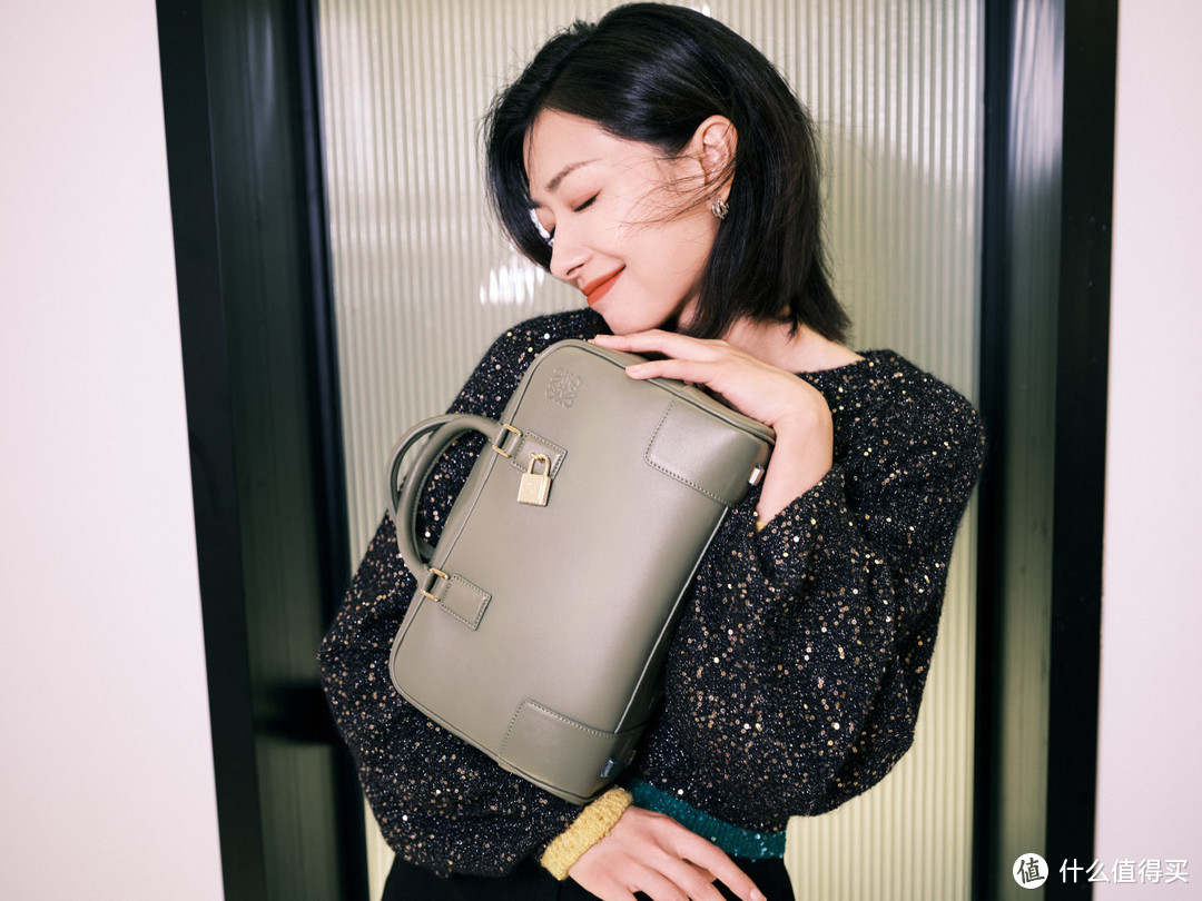 Loewe推出全新Amazona手袋，刘雯、万茜、泫雅谁的演绎更优秀？