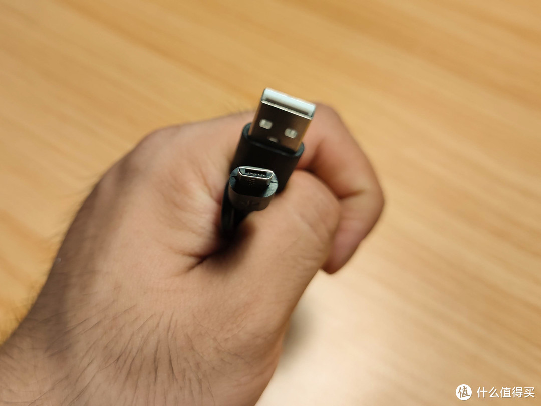 Micro-USB充电线很短，不过大家手里多少都有若干条老式安卓线，都通用（也支持边充电边用。）