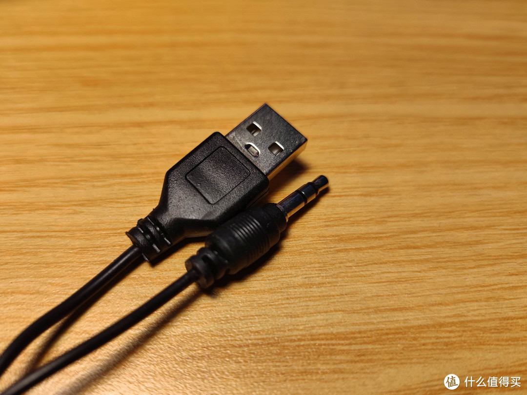 USB供电+AUX 3.5mm音频直连线，入门条箱的标配了。