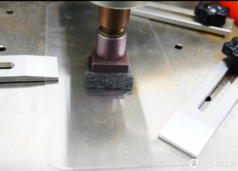 用钢丝绒摩擦三千次，来测试指纹油的耐久度