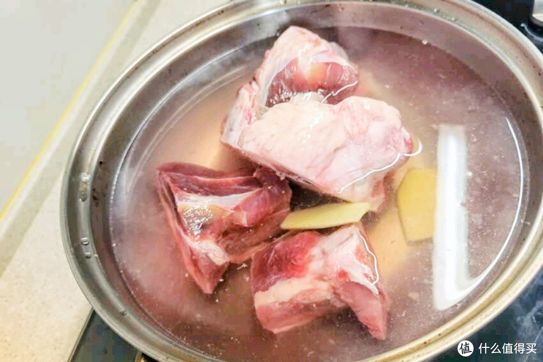 冻猪肉最忌直接泡水，教你3个“快速解冻”妙招，解冻快肉还鲜嫩