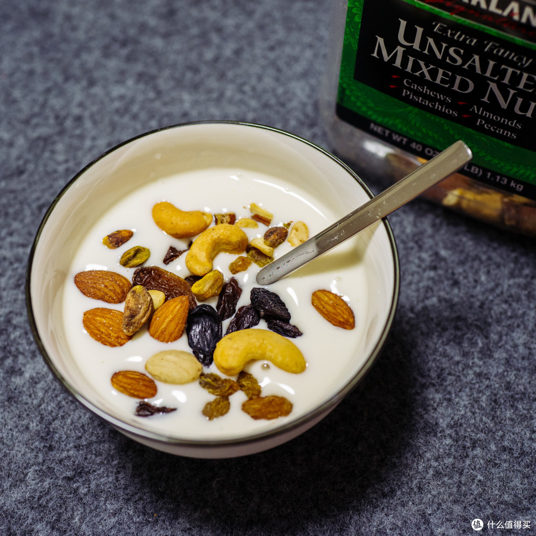 加了蜂蜜,坚果和葡萄干的酸奶