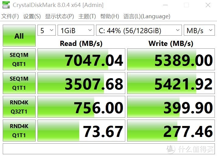 SSD在crystal Disk Mark中测试7047/5389MB每秒的连续读写性能，基本与产品标称一致