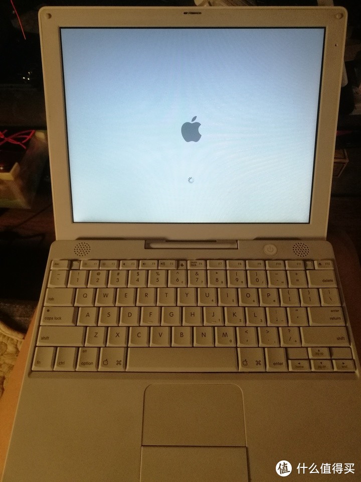 2005年的苹果笔记本今天还能用吗(ibook g4拆机教程 可用性展示)