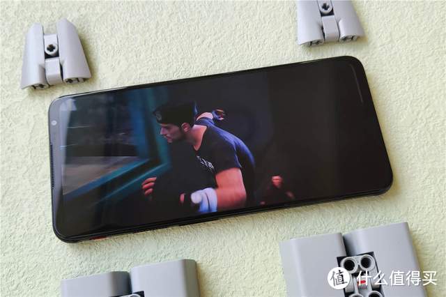 腾讯红魔游戏手机6S Pro“四围”深度测评，俺双手扶墙以示敬意！