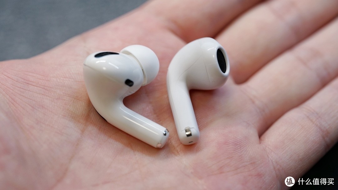 左：AirPods Pro；右：倍思 E3