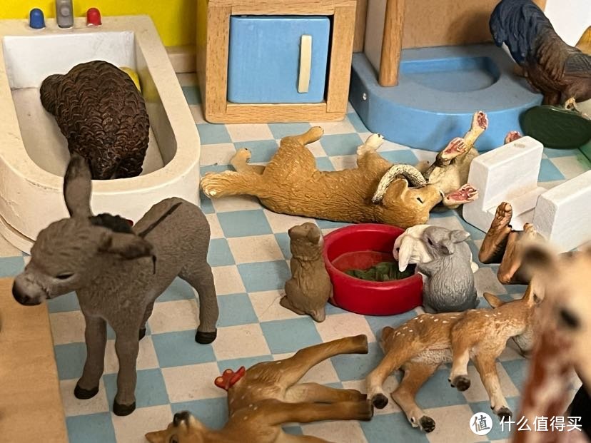 羊后面还有驴和睡觉的鹿和狗还有兔子，浴缸里有穿山甲